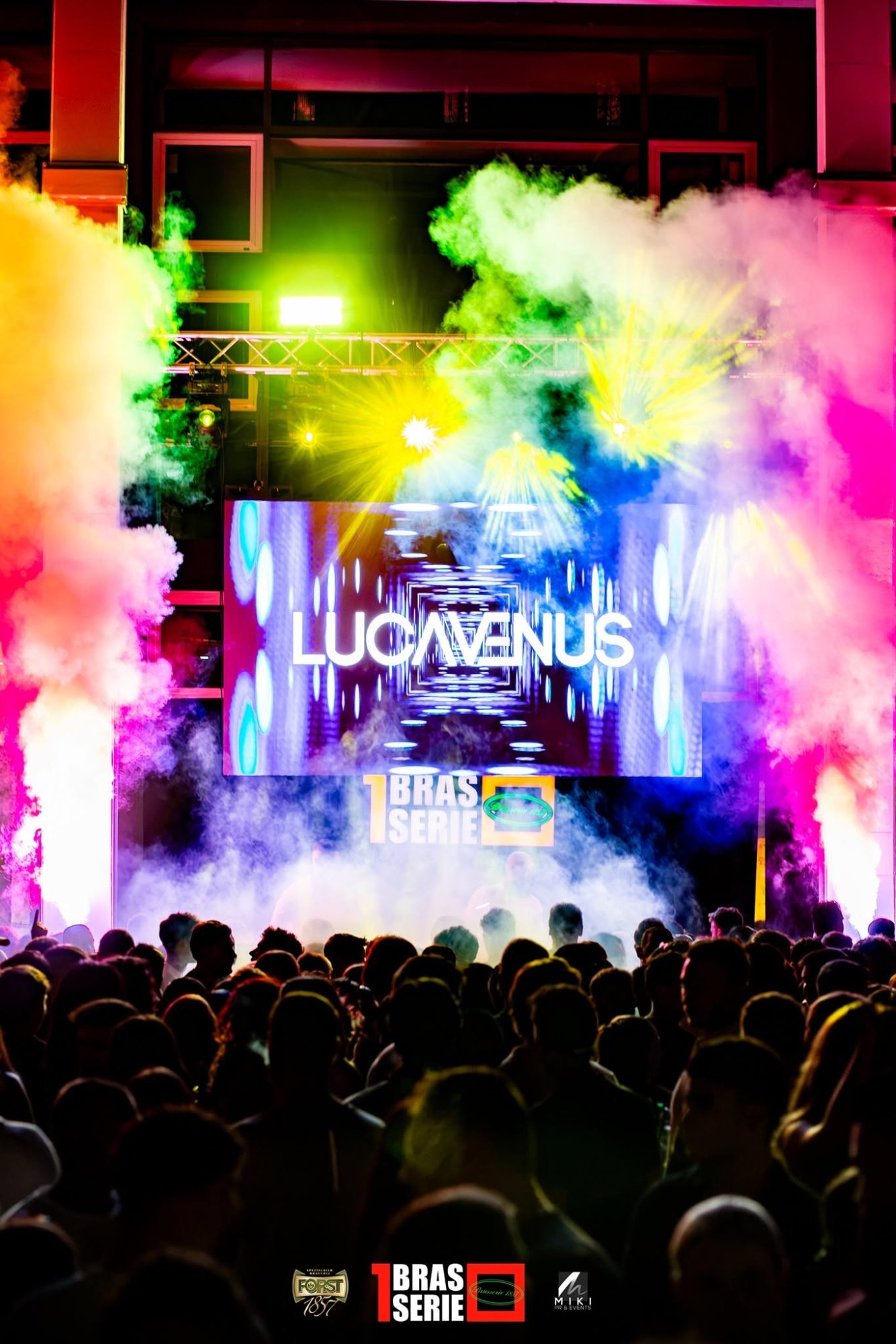 Ledwall con la scritta Luca Venus tra fumo colorato alla Brasserie 1857