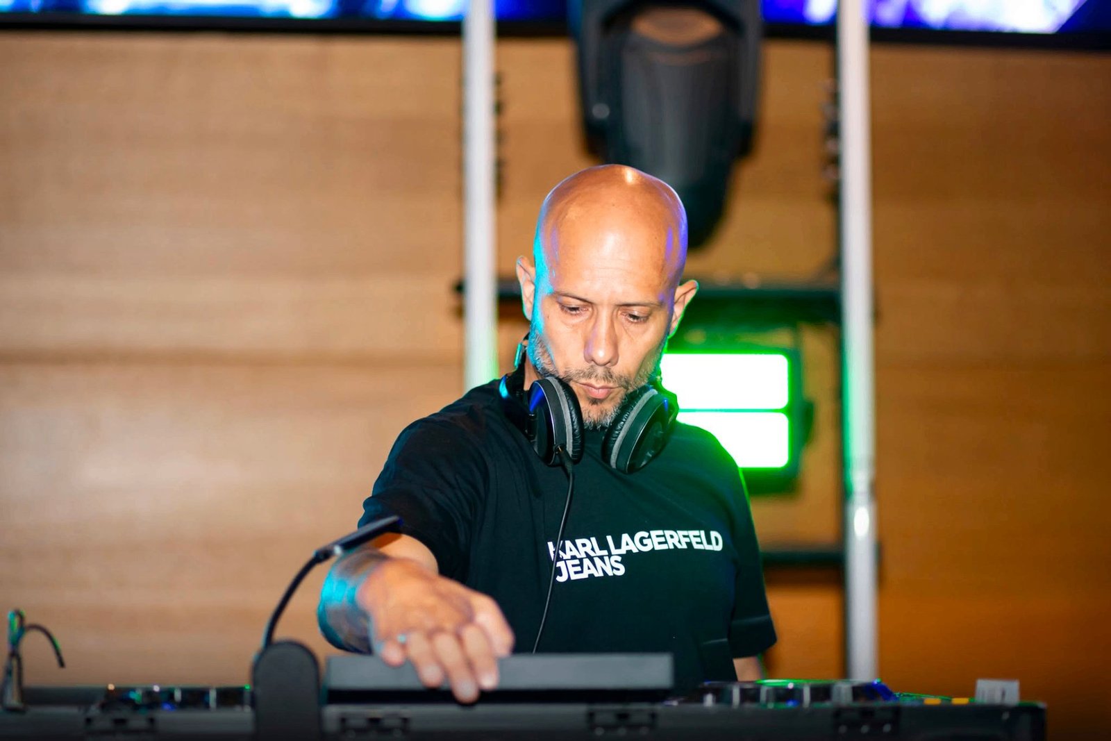 Luca Venus regola la consolle