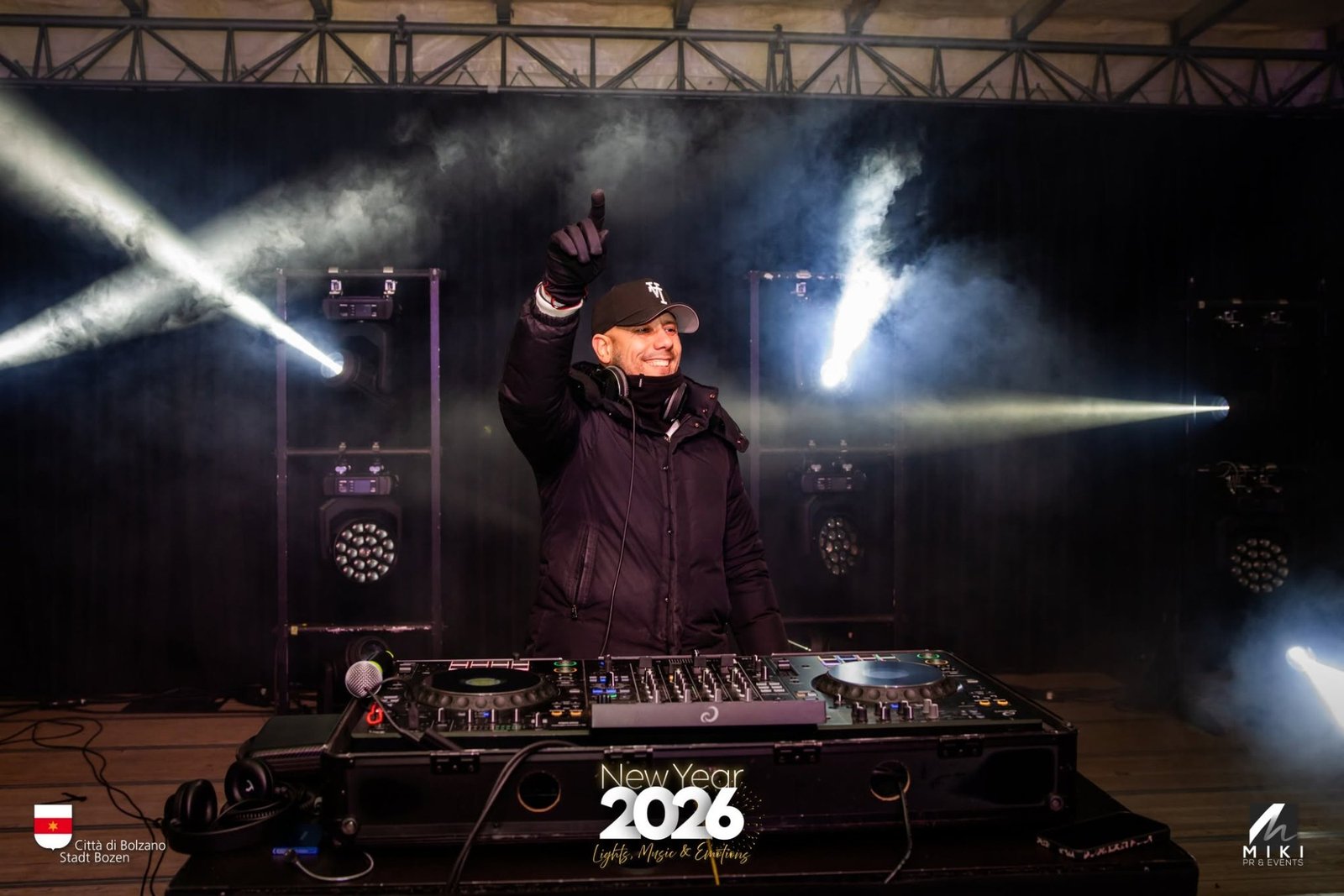 Luca Venus in consolle sul palco del Capodanno 2026