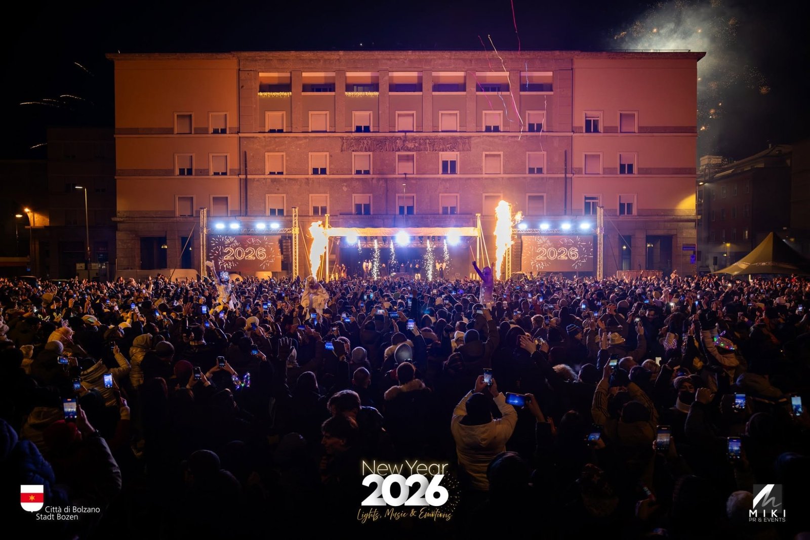 Palco del Capodanno 2026 in piazza a Bolzano con fiamme e fuochi d'artificio