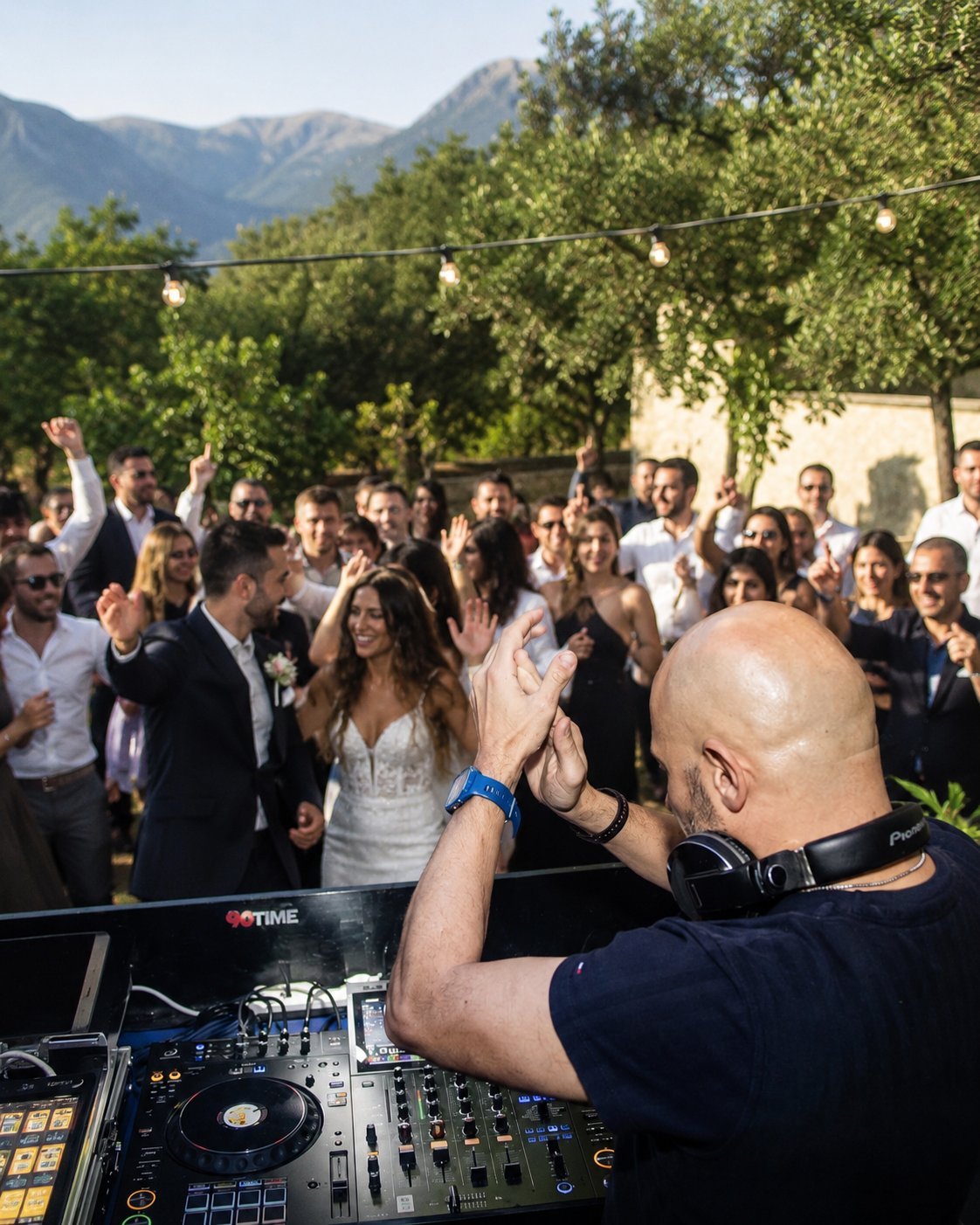 Luca Venus suona a un matrimonio all'aperto, gli ospiti ballano con gli sposi